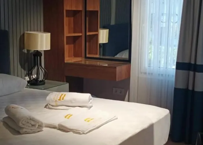 Ebru Evleri Icmeler Merkeze Ve Plaja Yakin マルマリス