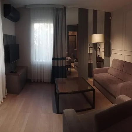 Ebru Evleri Icmeler Merkeze Ve Plaja Yakin Lägenhet
